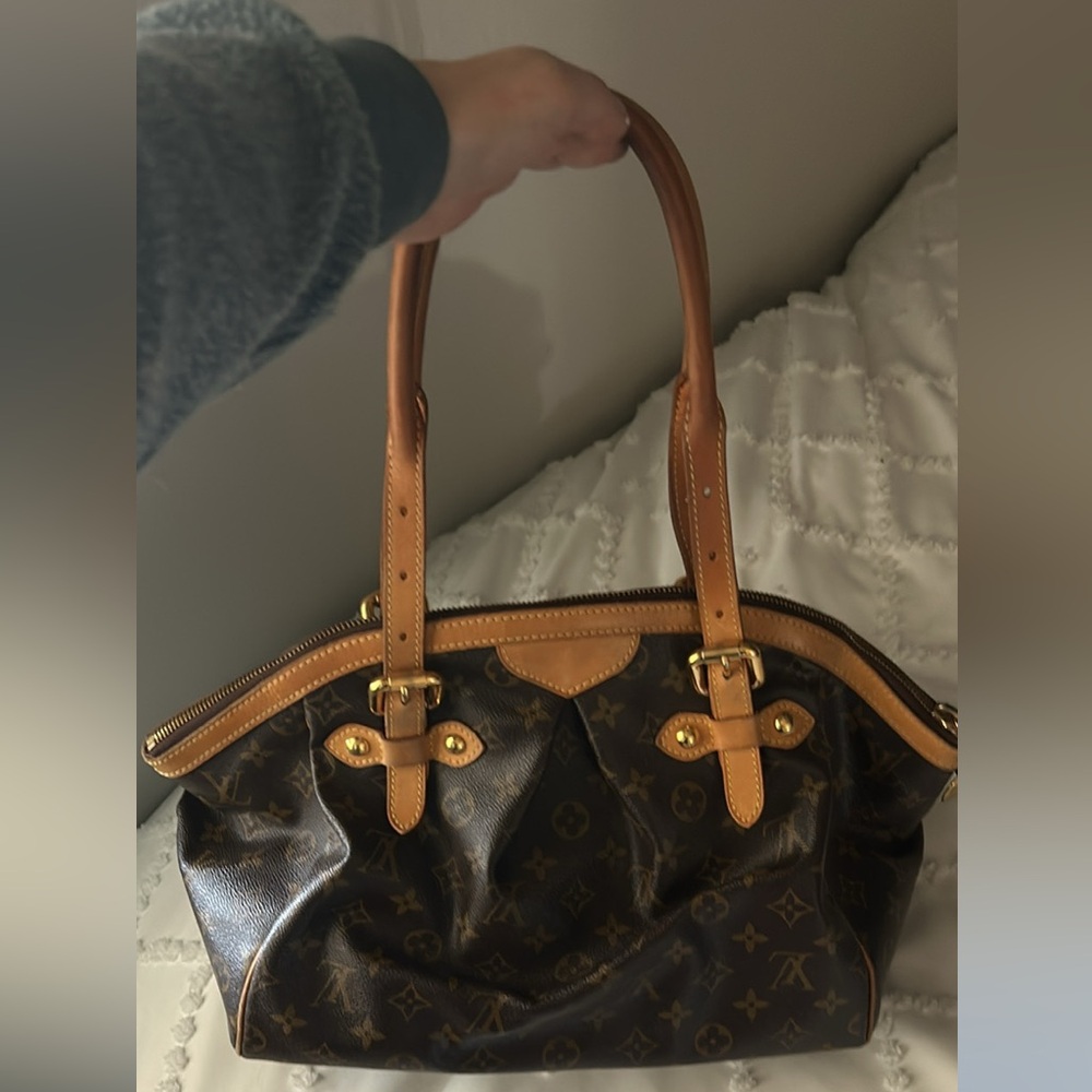 LV monogram Tivoli GM

Dimensions are 17” wide, 11” tall